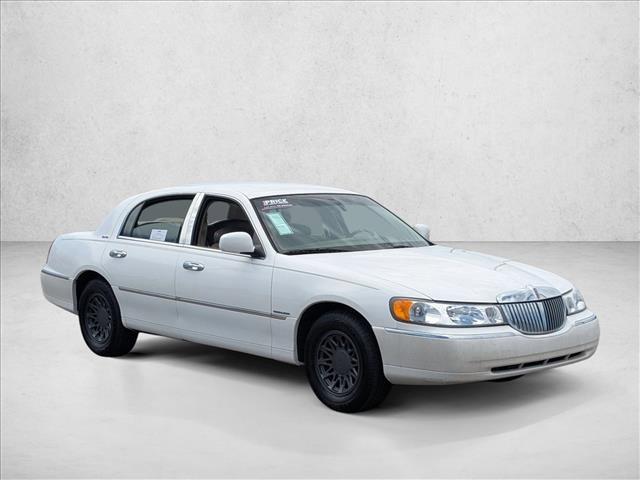 used 2000 Lincoln Town Car car, priced at $7,991
