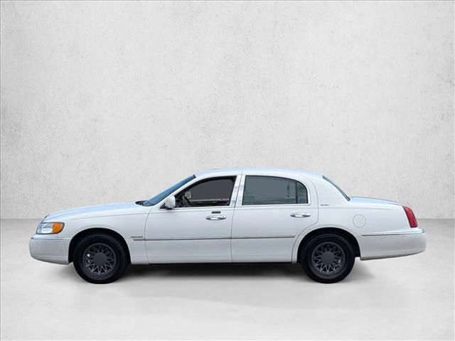 used 2000 Lincoln Town Car car, priced at $7,991