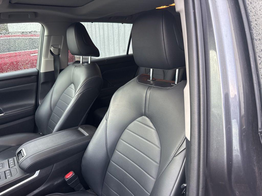 2020 Magnetic Gray Metallic Toyota Highlander