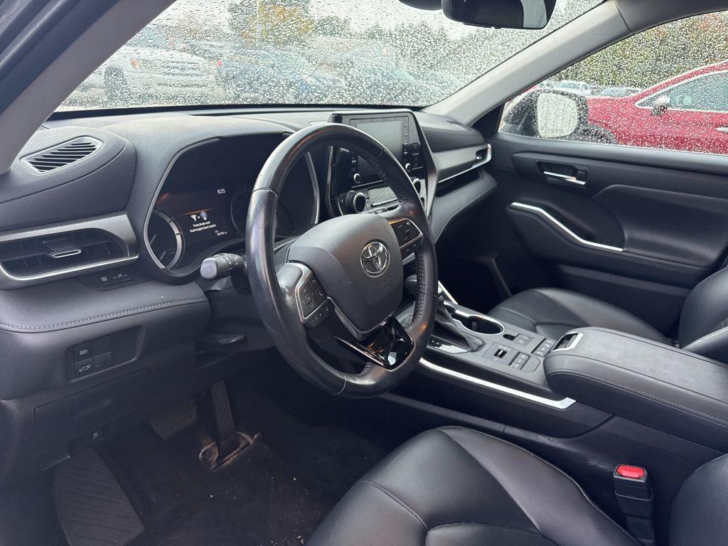 2020 Magnetic Gray Metallic Toyota Highlander