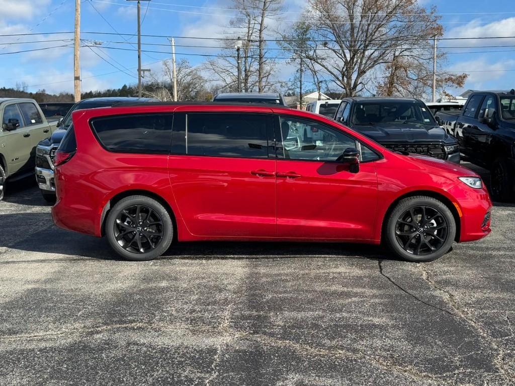 new 2026 Chrysler Pacifica car, priced at $43,428