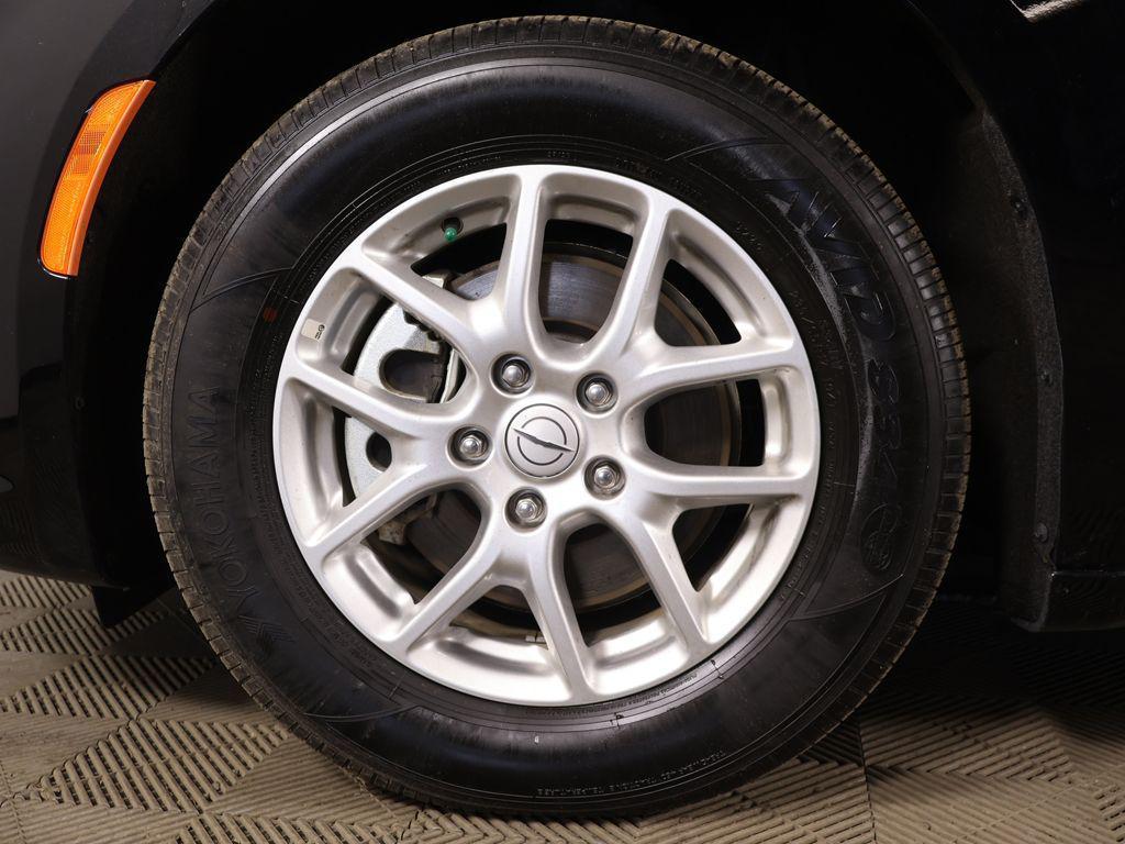 used 2025 Chrysler Pacifica car, priced at $28,999