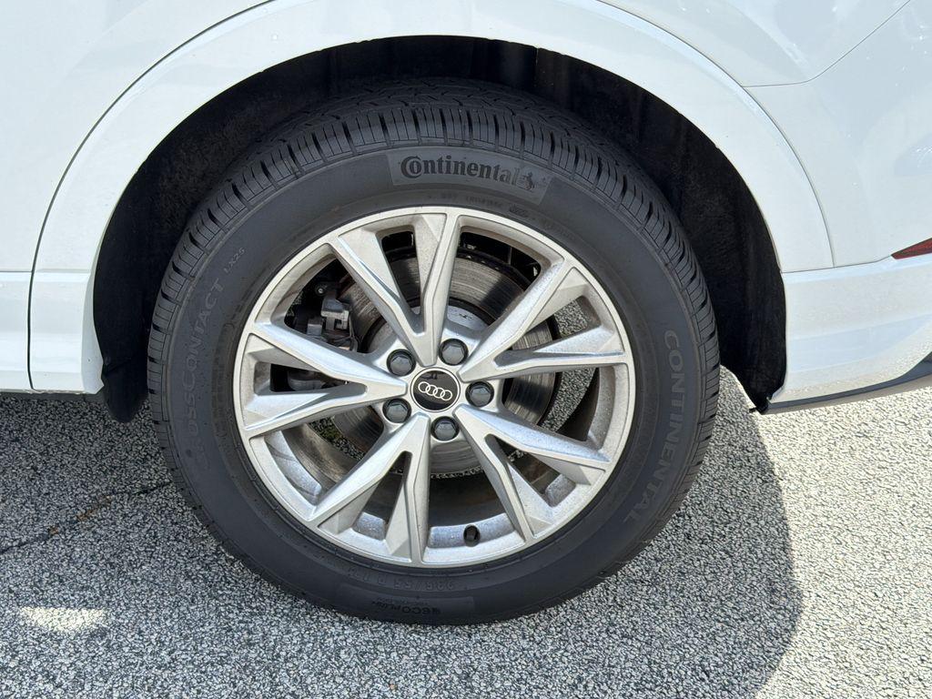 Audi Q3 view 33