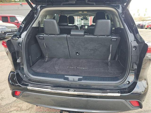 used 2021 Toyota Highlander car, priced at $28,900