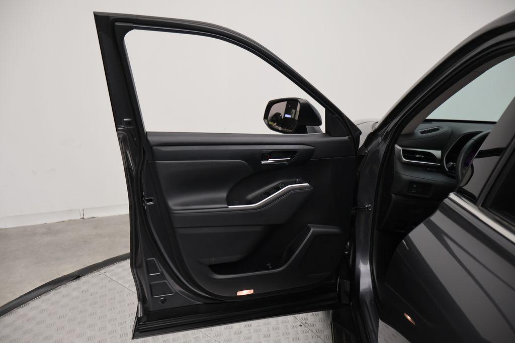 used 2021 Toyota Highlander Hybrid car, priced at $32,477