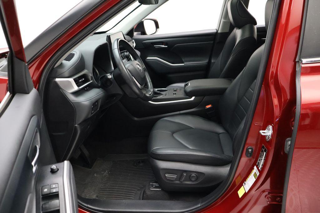 used 2023 Toyota Highlander car, priced at $32,977