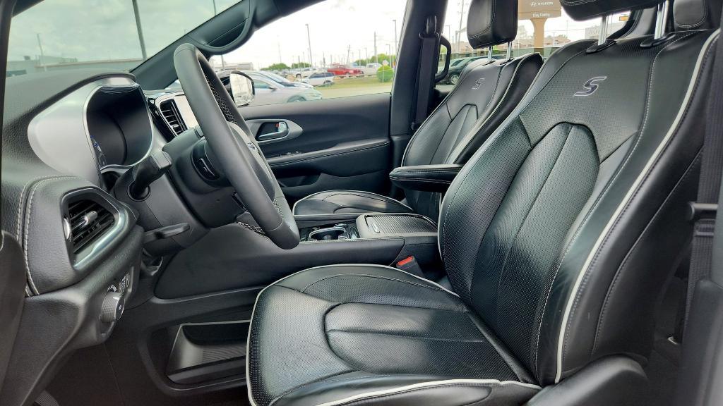 used 2025 Chrysler Pacifica car, priced at $35,245