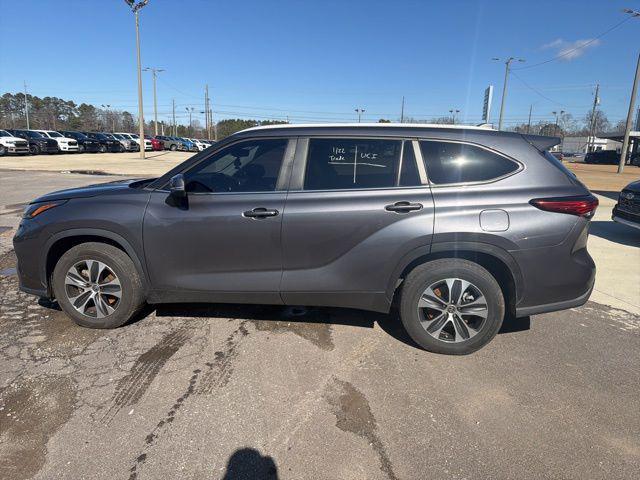 used 2023 Toyota Highlander car, priced at $33,099