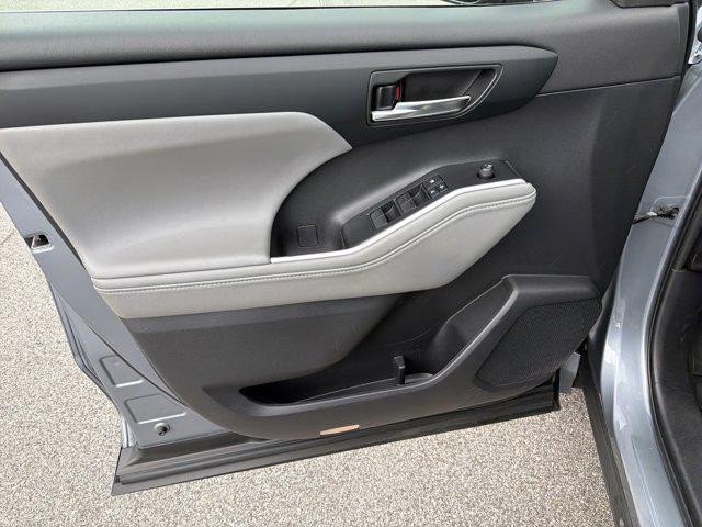 used 2021 Toyota Highlander car, priced at $29,999