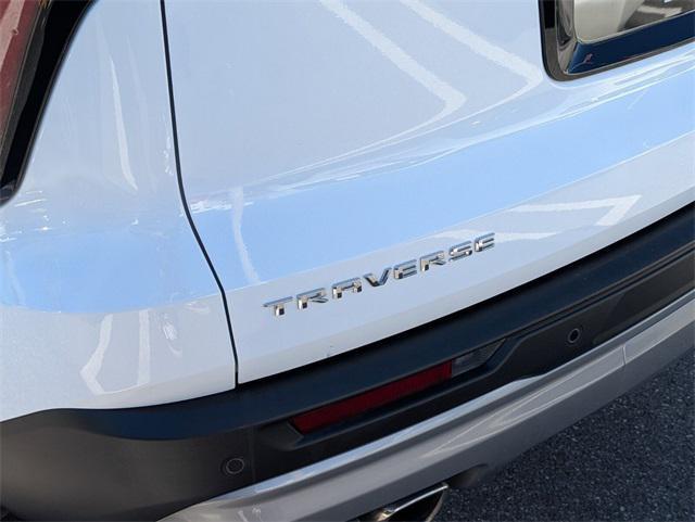 used 2025 Chevrolet Traverse car, priced at $33,300