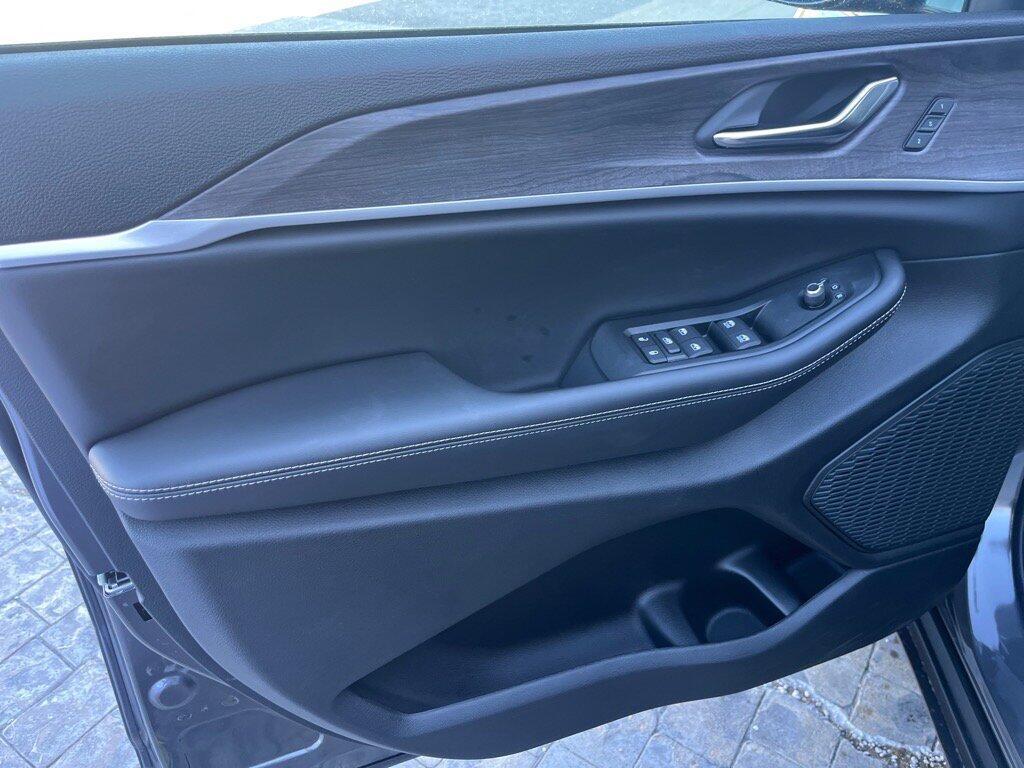 new 2025 Jeep Grand Cherokee car, priced at $46,054