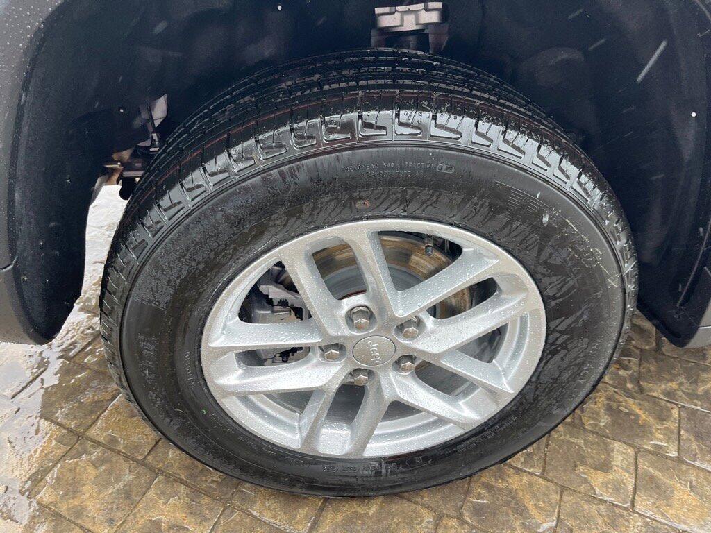 new 2025 Jeep Grand Cherokee car, priced at $33,184