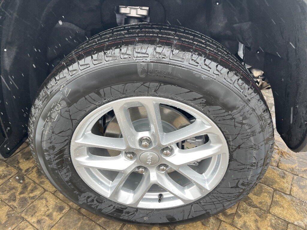 new 2025 Jeep Grand Cherokee car, priced at $33,184