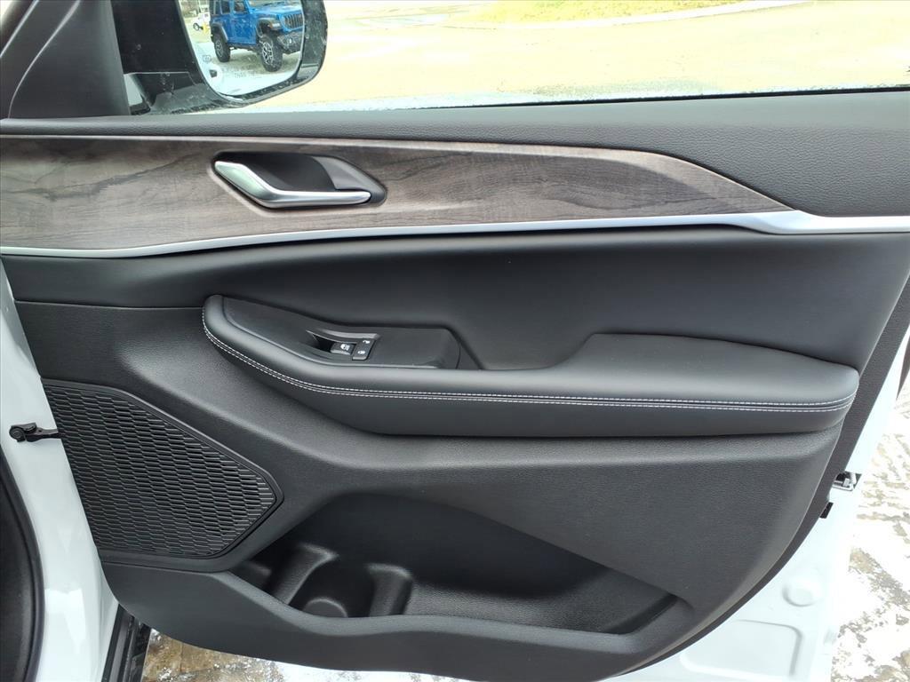 new 2026 Jeep Grand Cherokee car, priced at $45,680