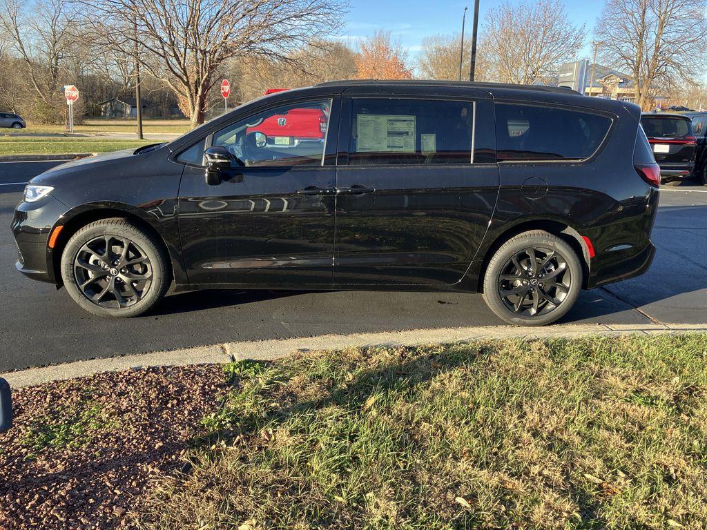 new 2026 Chrysler Pacifica car, priced at $53,203