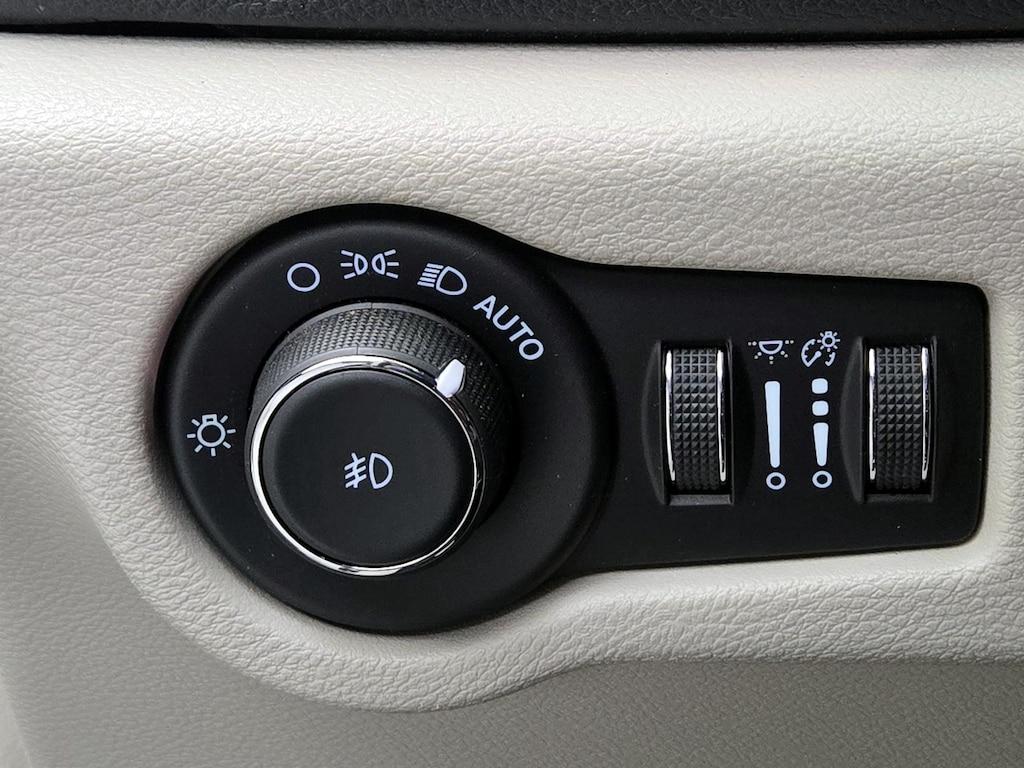 used 2021 Chrysler Pacifica Hybrid car, priced at $27,998