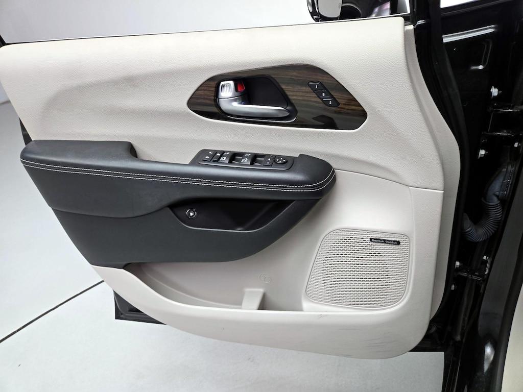 used 2021 Chrysler Pacifica Hybrid car, priced at $27,998