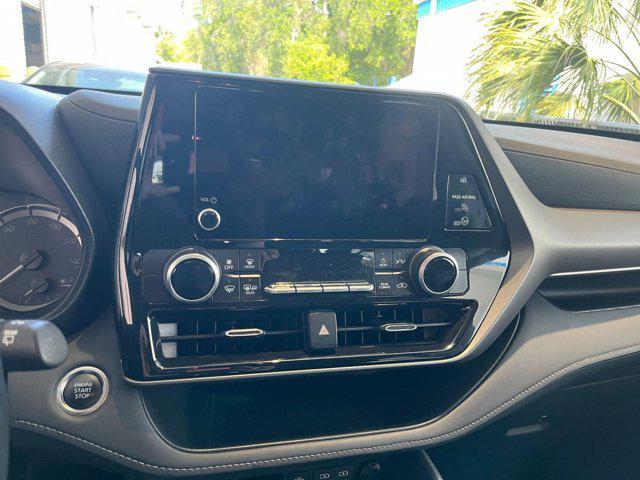 used 2025 Toyota Highlander car, priced at $34,995