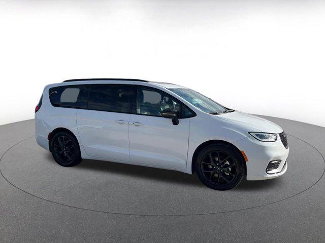 used 2025 Chrysler Pacifica car, priced at $35,064