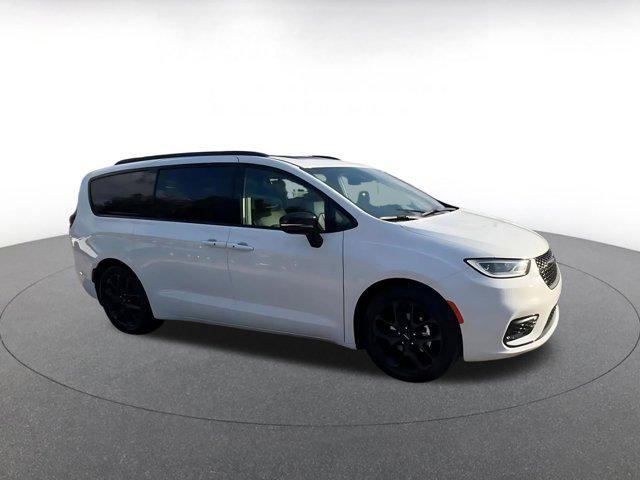 used 2025 Chrysler Pacifica car, priced at $33,289