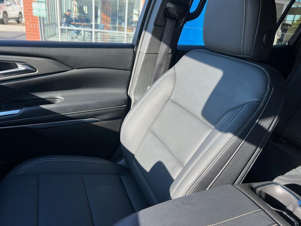 used 2025 Chevrolet Traverse car, priced at $36,892
