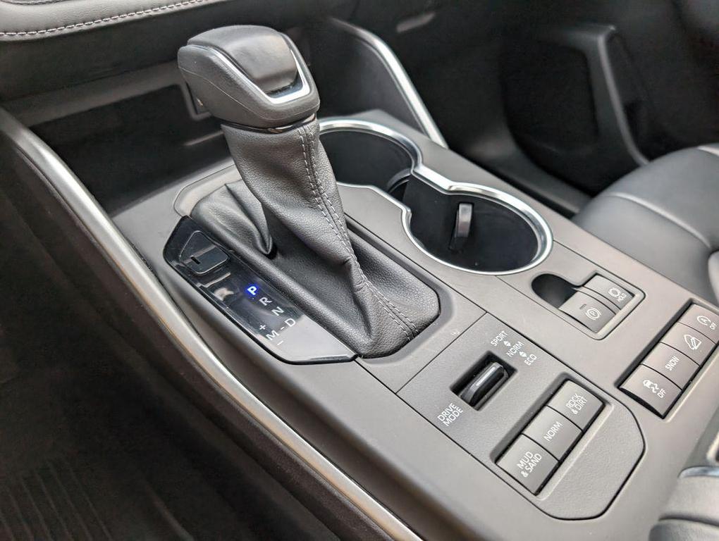 used 2022 Toyota Highlander car, priced at $33,645