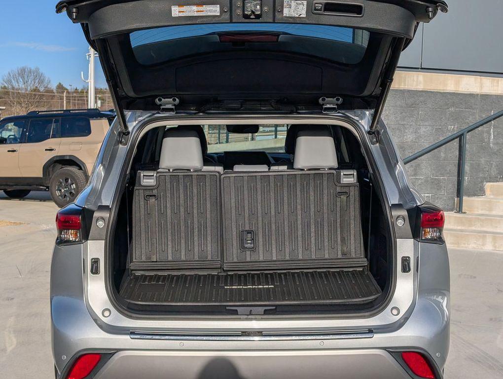 used 2022 Toyota Highlander car, priced at $32,998