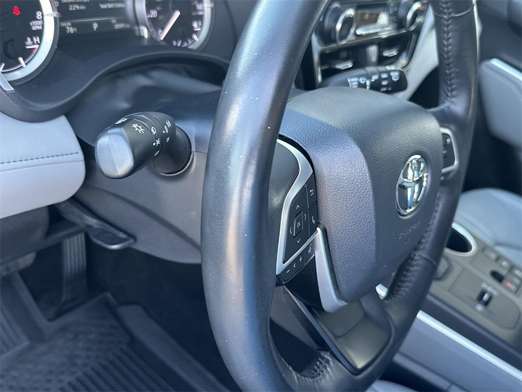 used 2023 Toyota Highlander car, priced at $36,541