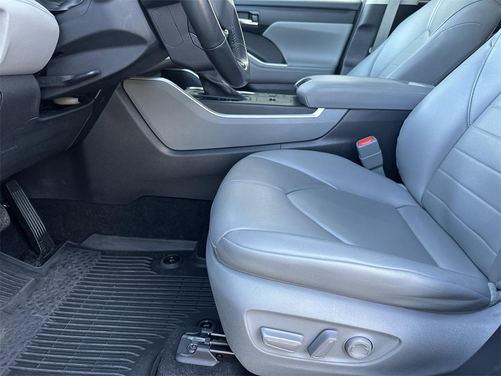used 2023 Toyota Highlander car, priced at $36,541
