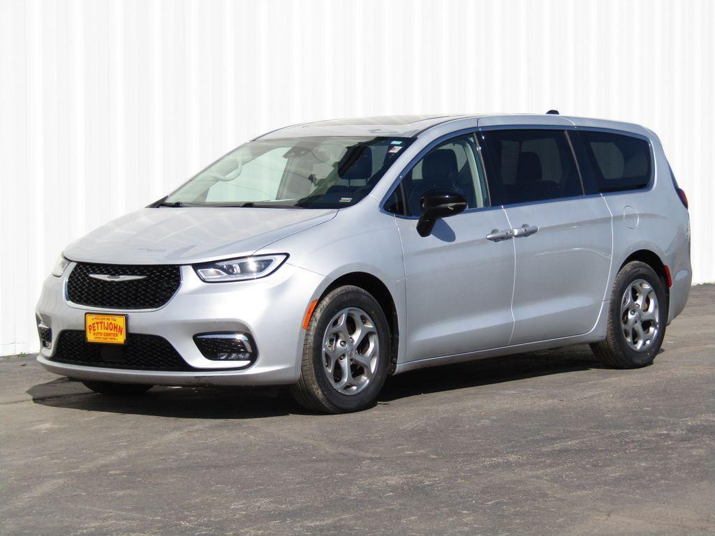 used 2024 Chrysler Pacifica car, priced at $29,500