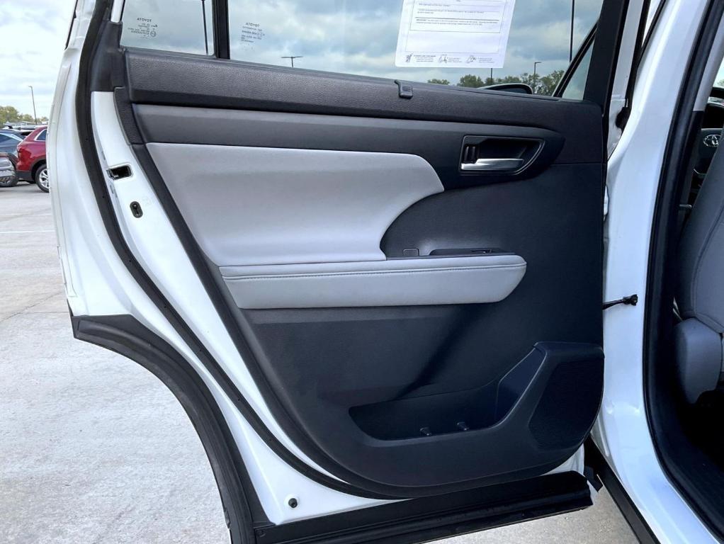 used 2020 Toyota Highlander car, priced at $29,995