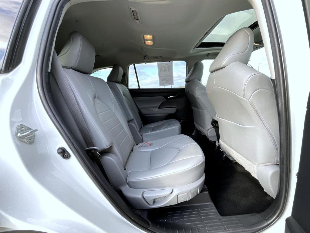 used 2020 Toyota Highlander car, priced at $29,995