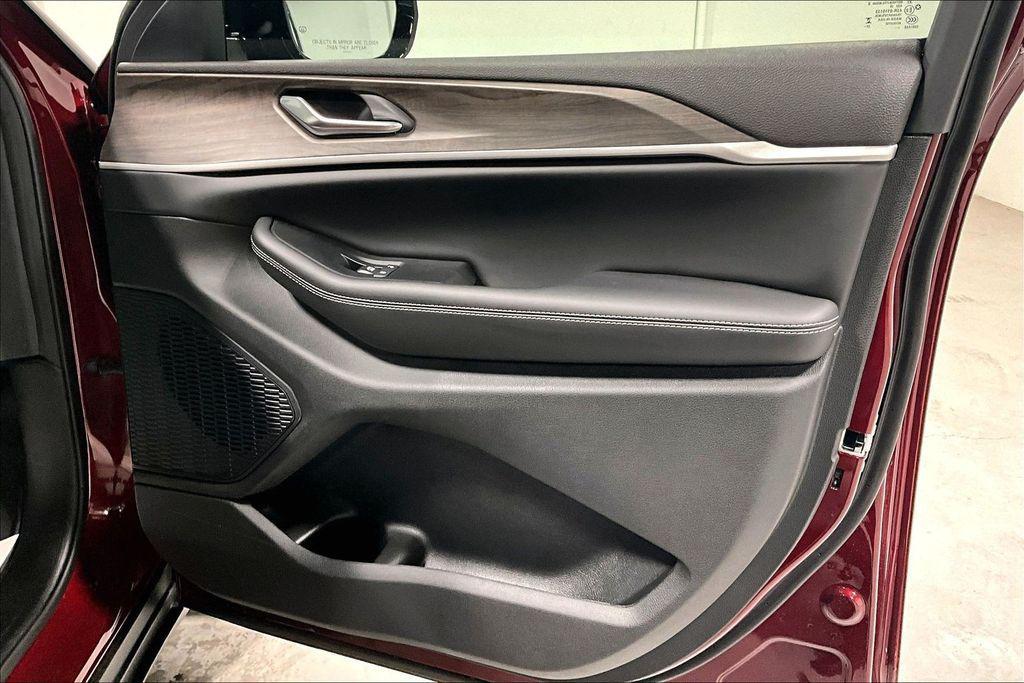 new 2025 Jeep Grand Cherokee car, priced at $43,104