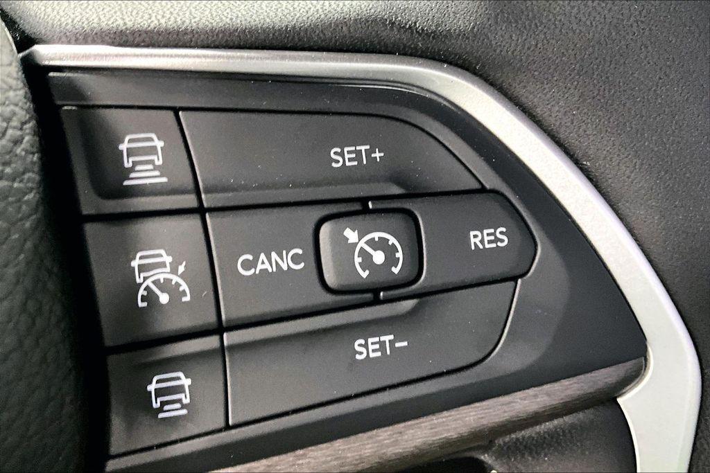 new 2025 Jeep Grand Cherokee car, priced at $43,104