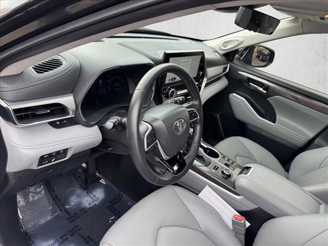 used 2025 Toyota Highlander car, priced at $54,998