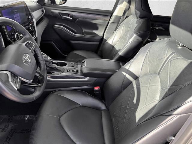 used 2025 Toyota Highlander car, priced at $52,998