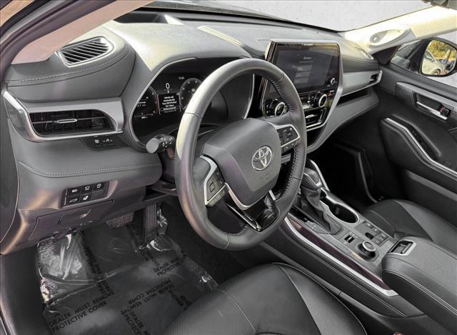 used 2025 Toyota Highlander car, priced at $52,998