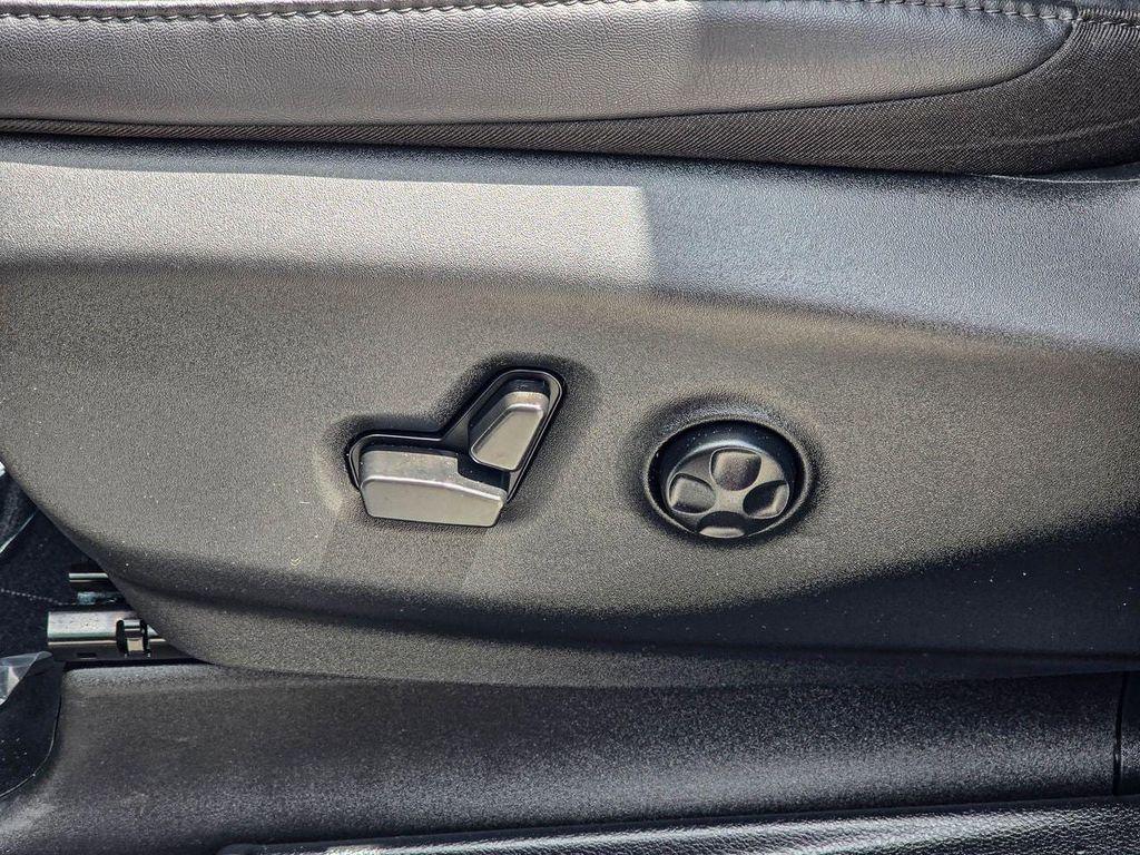 used 2025 Chrysler Pacifica car, priced at $31,400