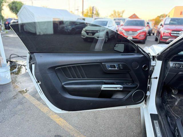 2015 Oxford White Ford Mustang