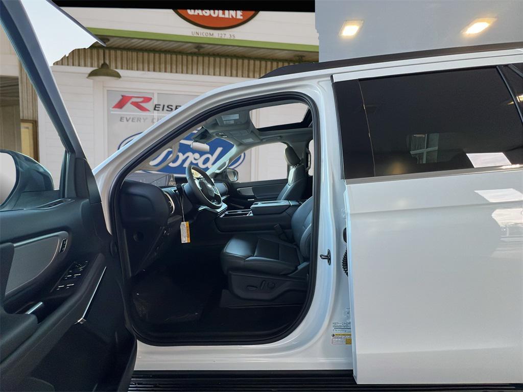 new 2025 Ford Expedition car, priced at $70,021