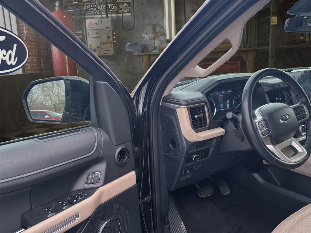 used 2024 Ford Expedition car, priced at $44,616