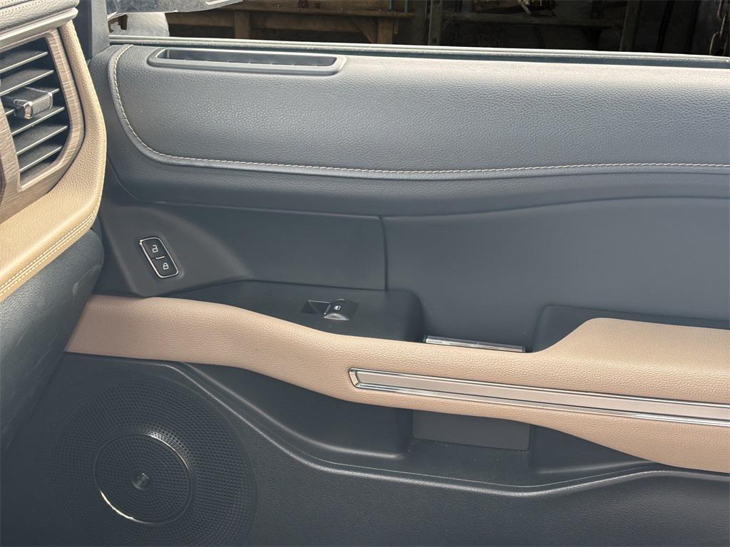 used 2024 Ford Expedition car, priced at $44,616