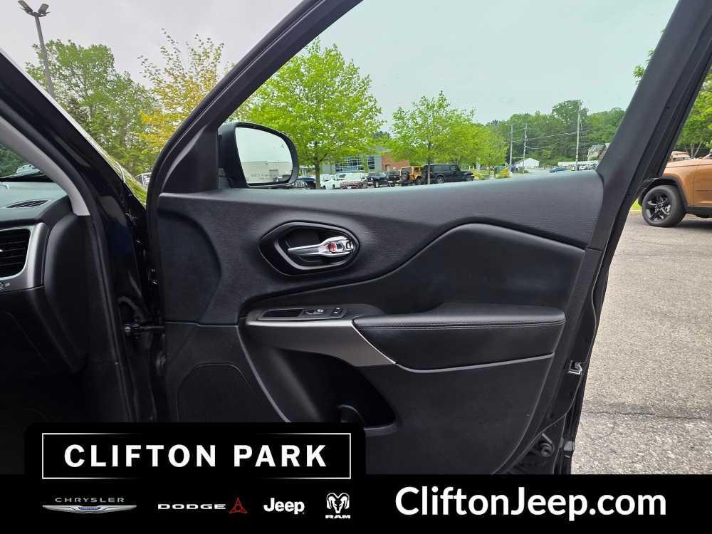 used 2022 Jeep Cherokee car, priced at $26,162