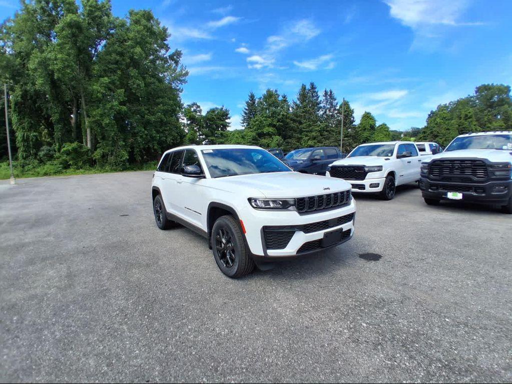 new 2026 Jeep Grand Cherokee car, priced at $44,332