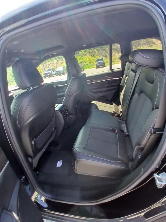 new 2026 Jeep Grand Cherokee car, priced at $44,670