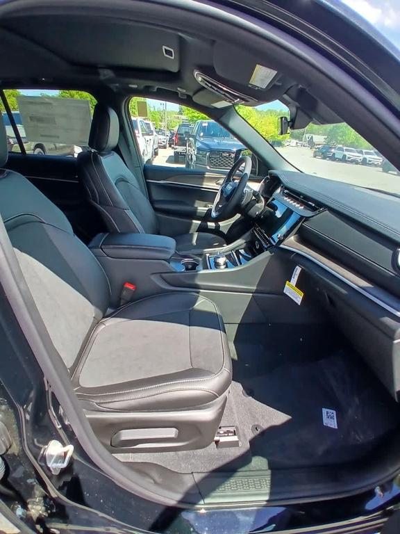 new 2026 Jeep Grand Cherokee car, priced at $44,670