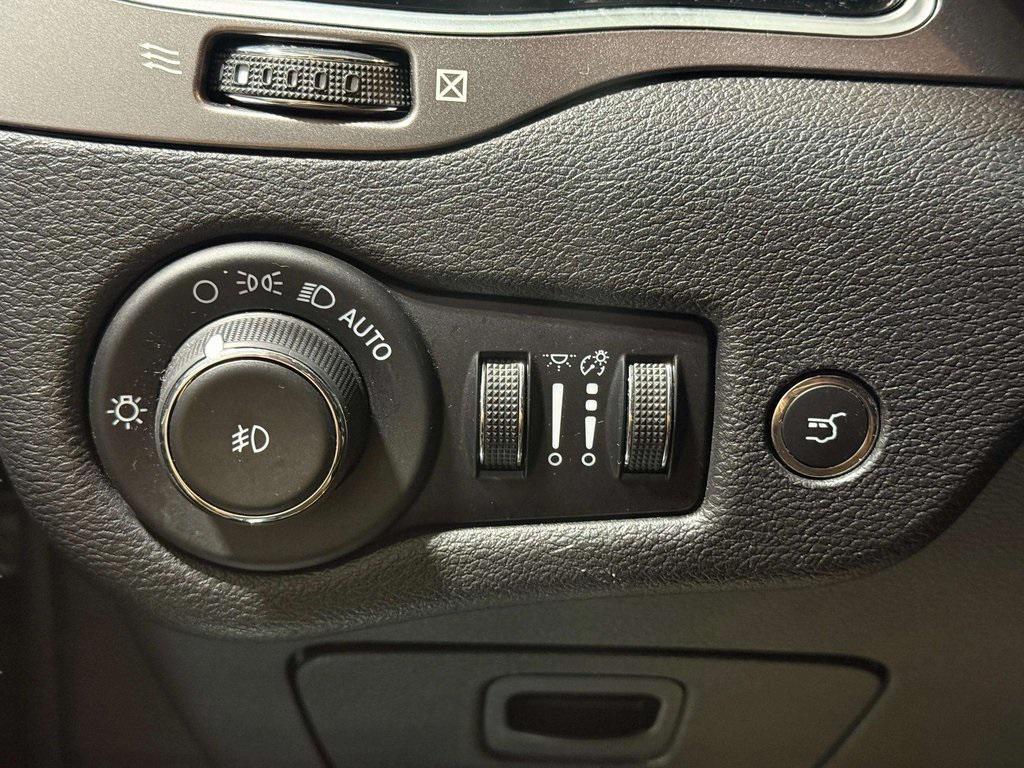 used 2020 Jeep Cherokee car, priced at $15,449