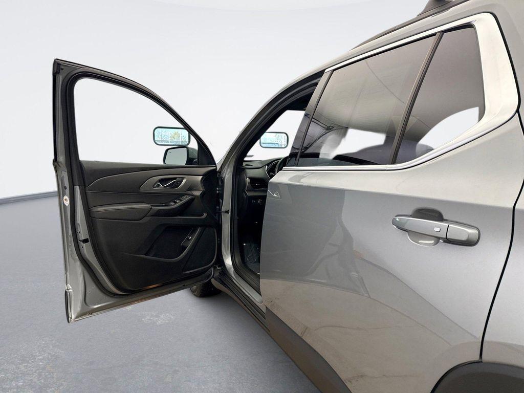 used 2023 Chevrolet Traverse car, priced at $29,999