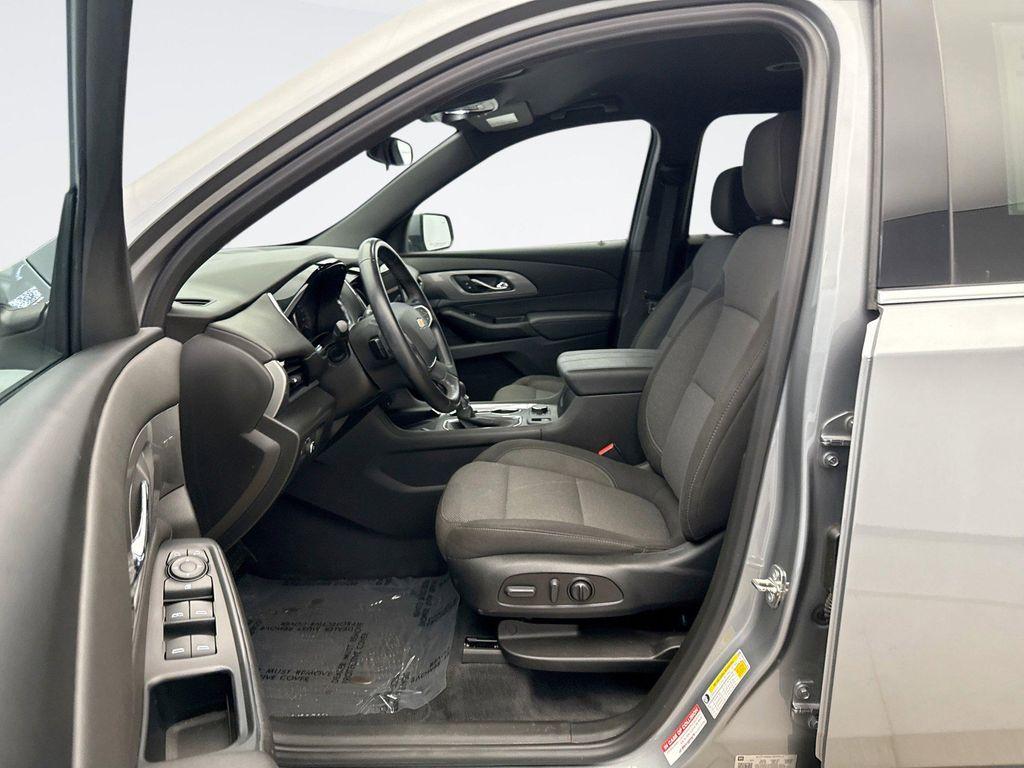used 2023 Chevrolet Traverse car, priced at $29,999