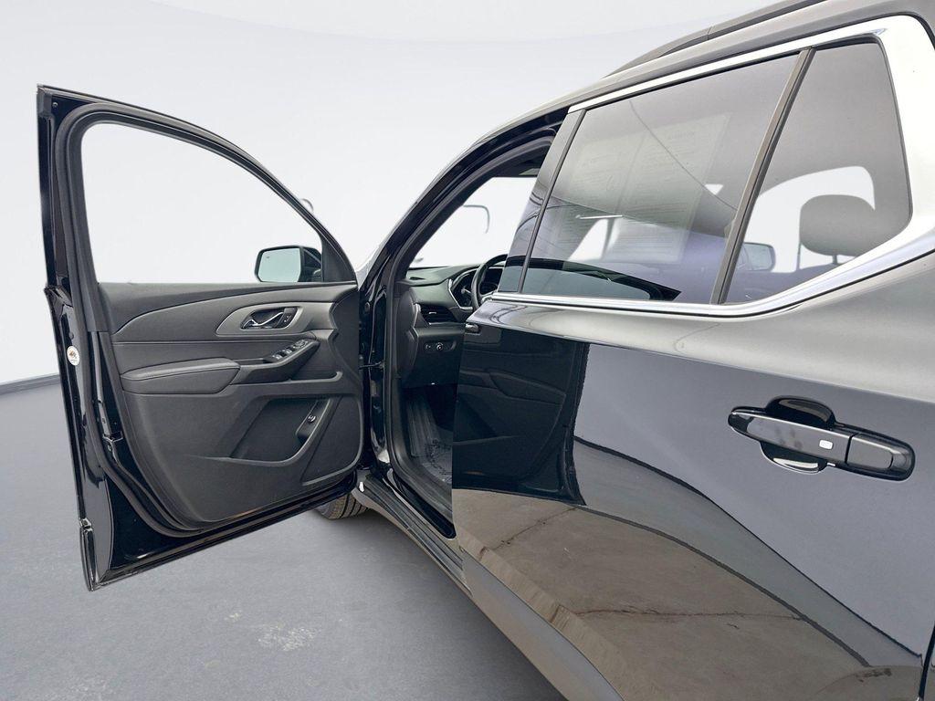 used 2023 Chevrolet Traverse car, priced at $31,199